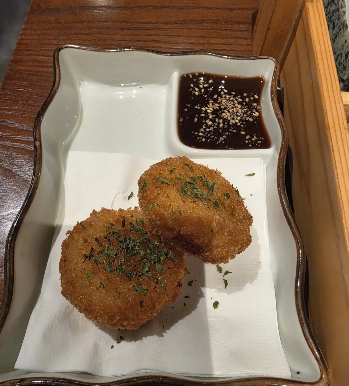크로켓 두 개와 소스