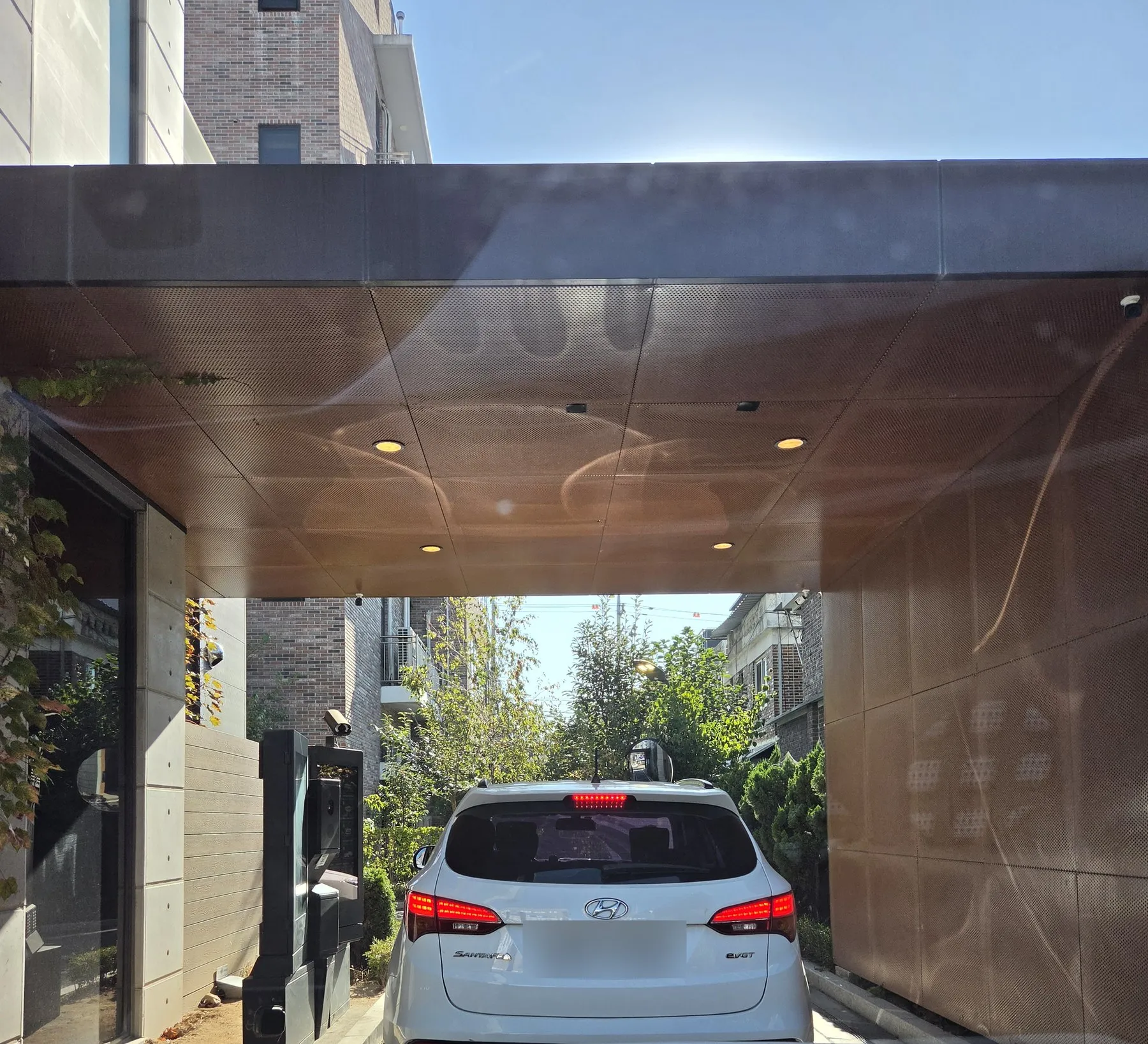 屋根の下のドライブスルー車線