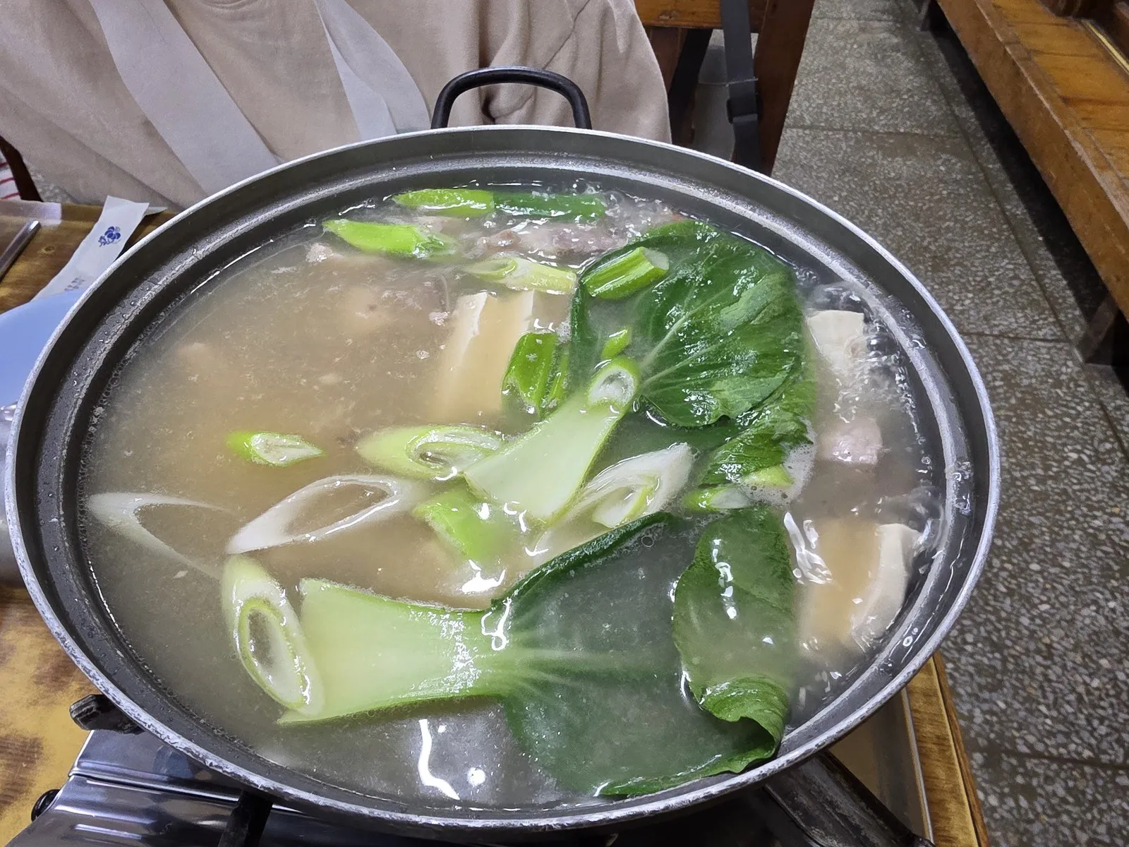 맑은 국물 위의 청경채와 대파