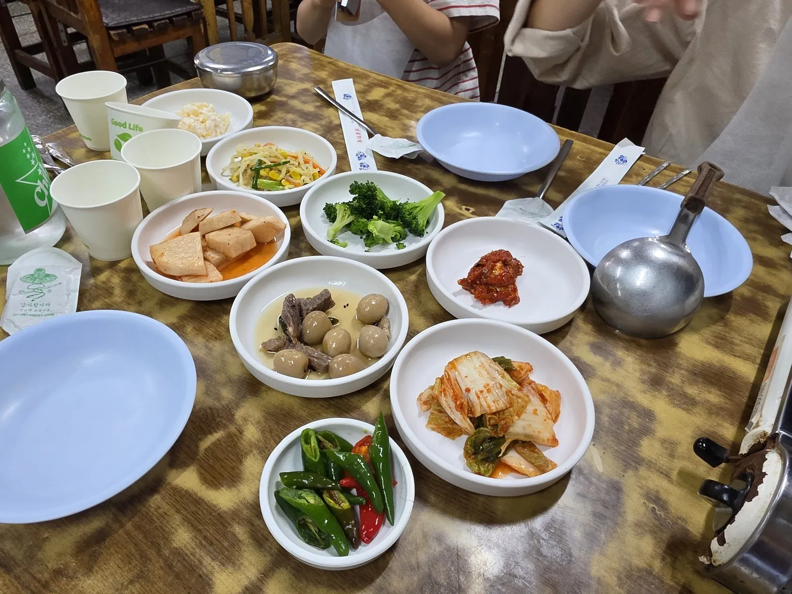 깍두기·브로콜리·메추리알 장조림·콩나물·김치·고추·젓갈