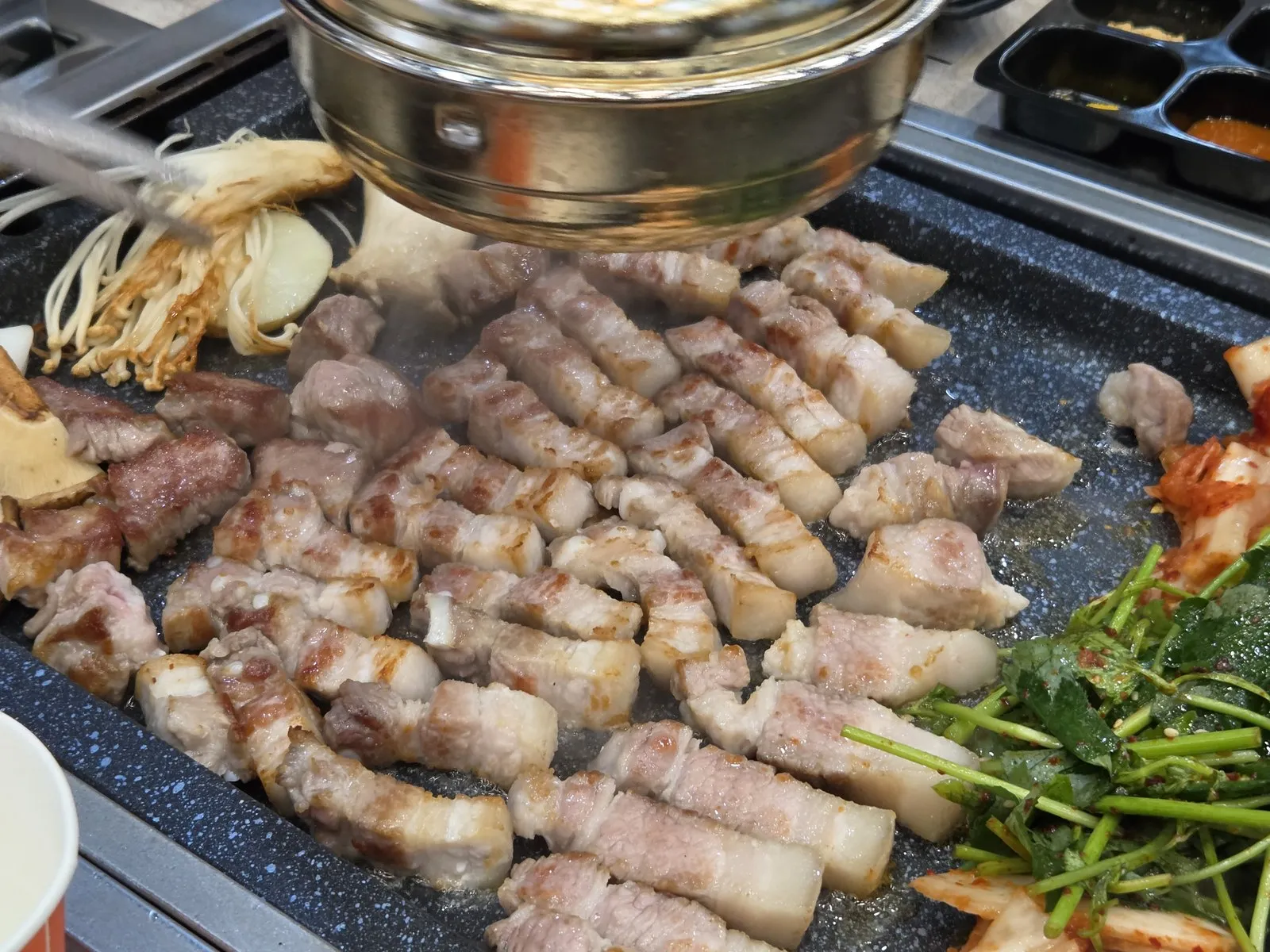 잘라 놓은 삼겹살과 목살