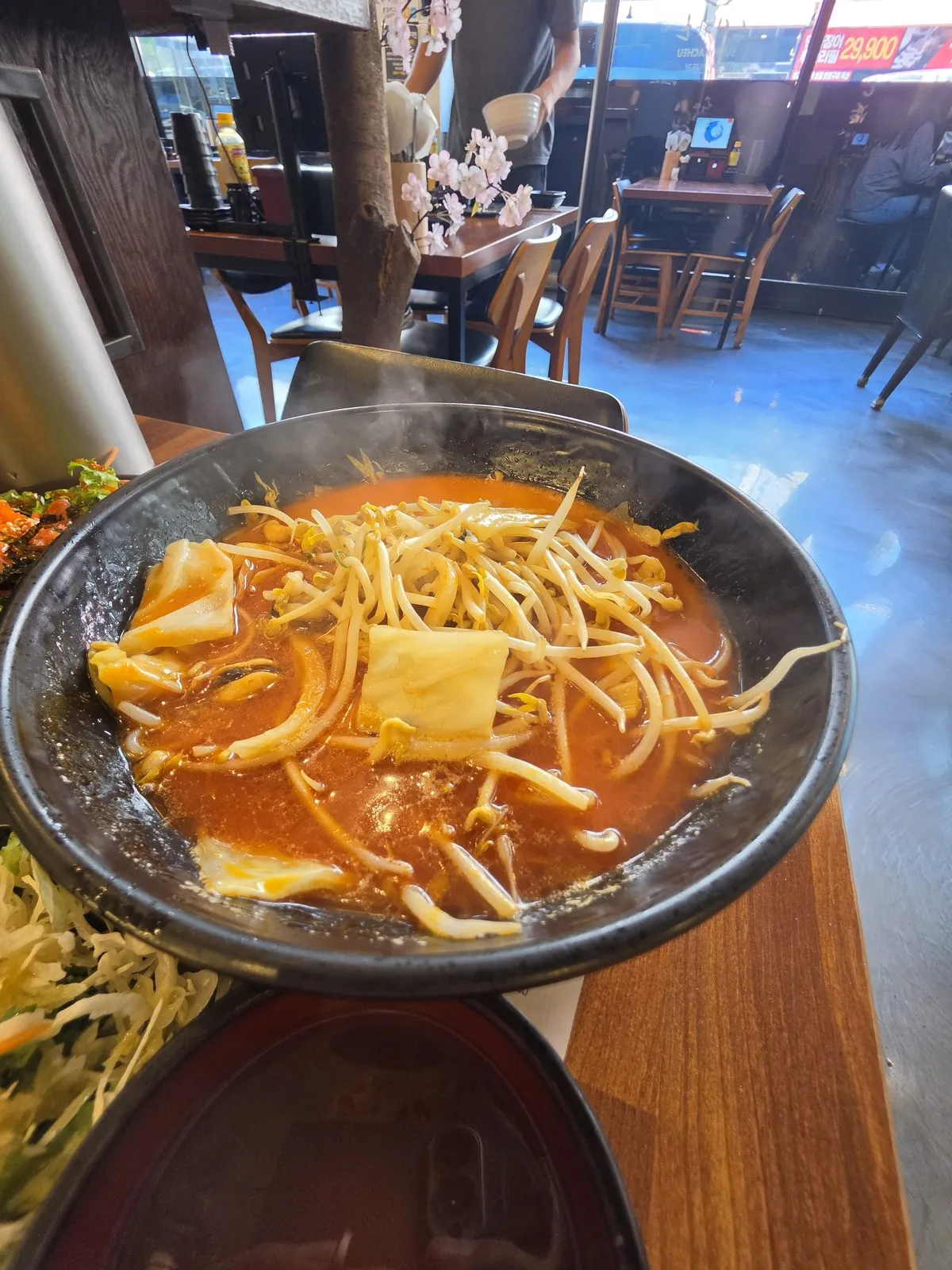 얼큰한 라면 — 콩나물이 수북합니다