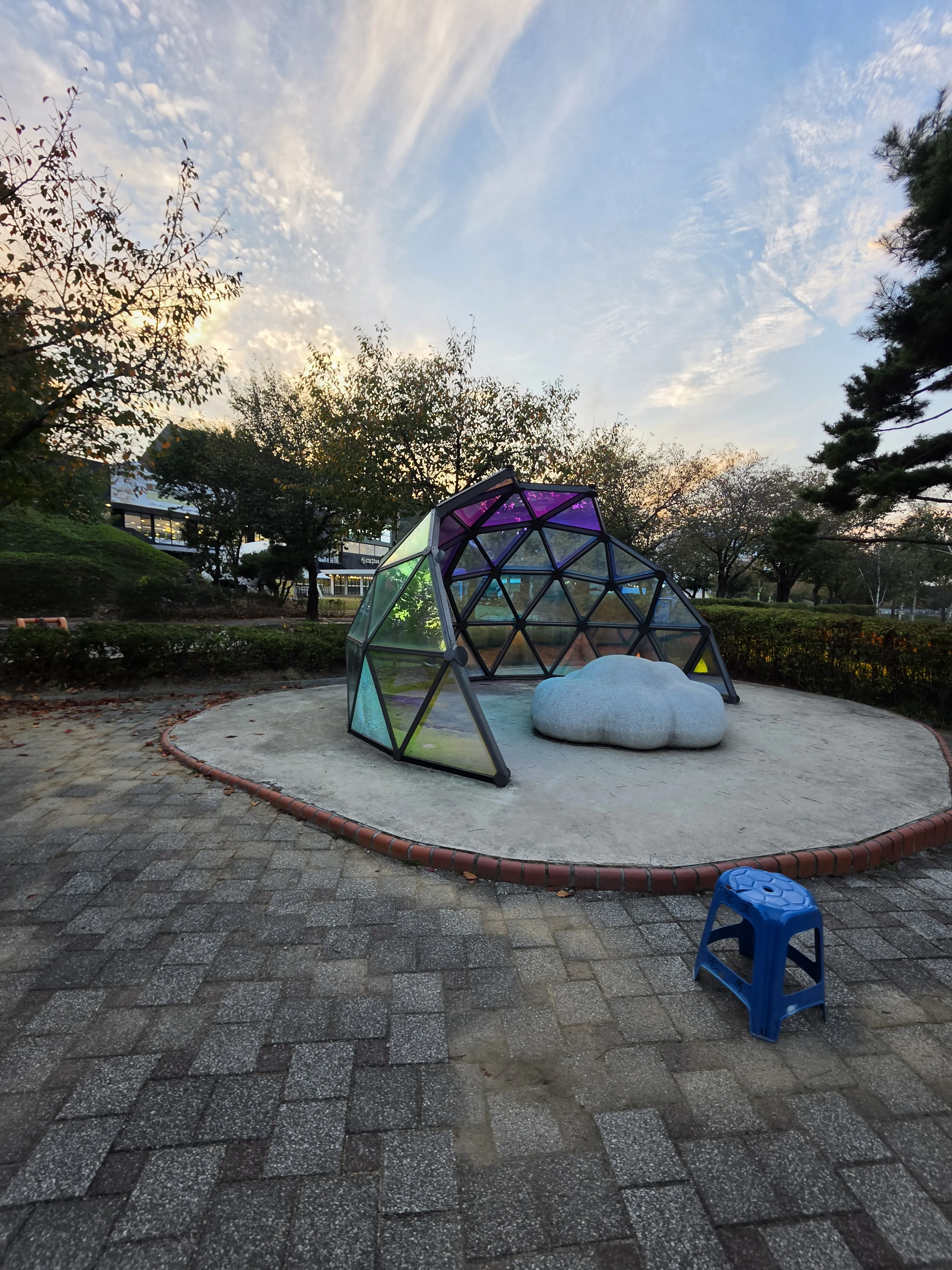 Coloured panels and a cloud-shaped element in a park structure