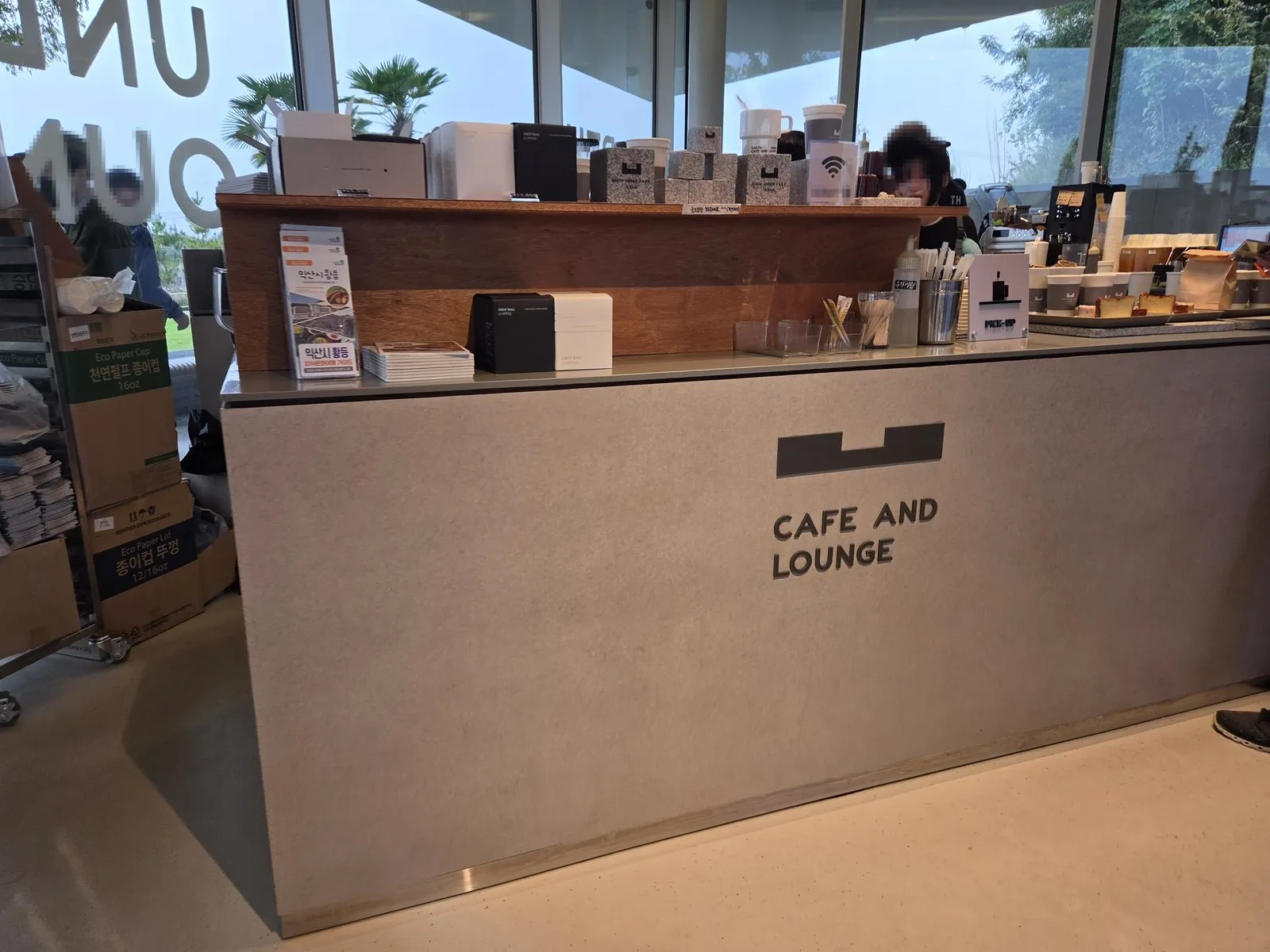 CAFE AND LOUNGE 카운터 — 드립백, 돌 큐브, 황등 안내 책자