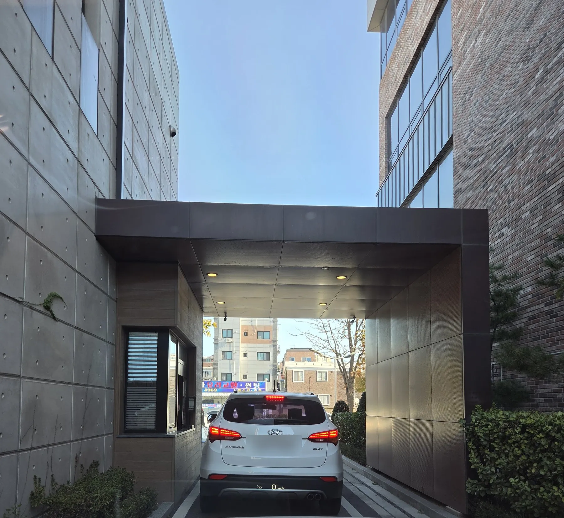 車線の先の受け取り窓口