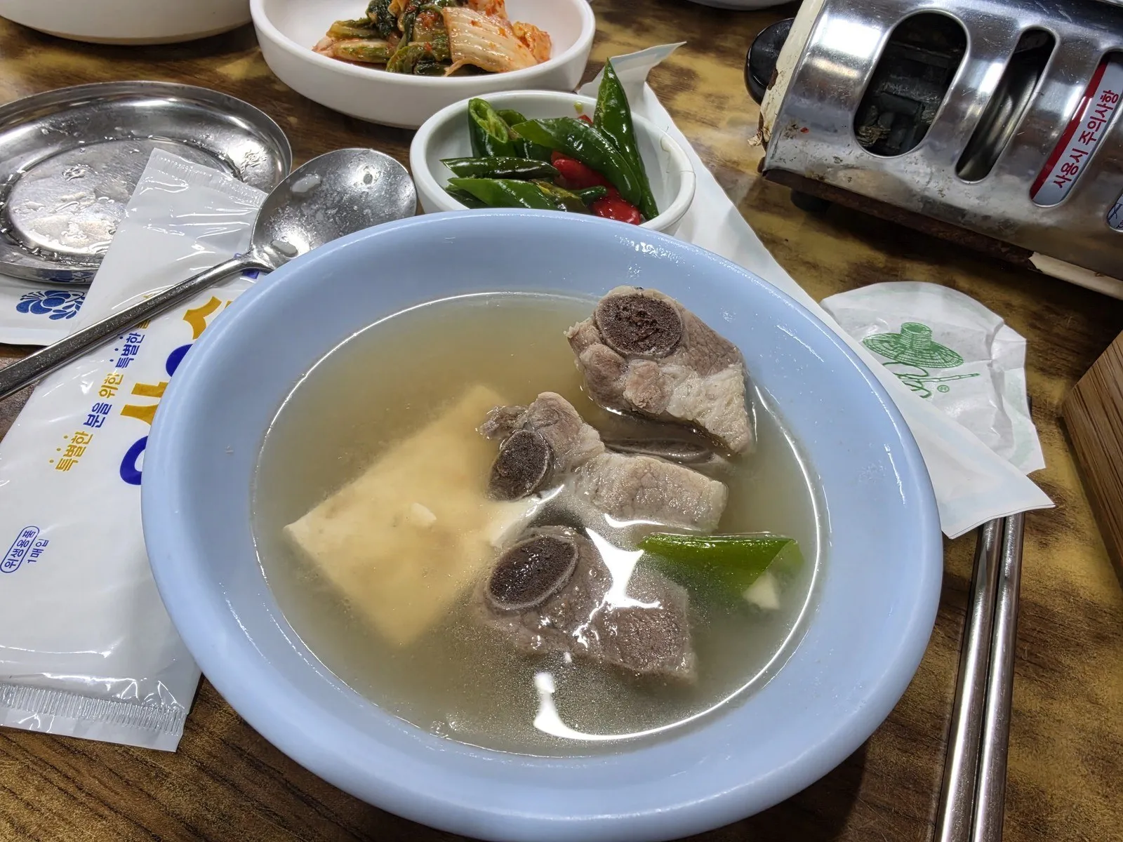 앞접시에 덜어 낸 작은 갈비와 두부