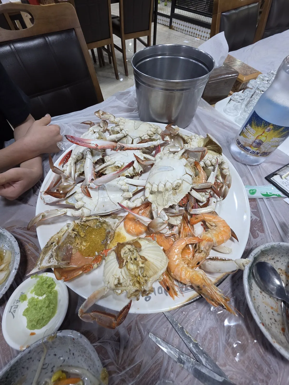 큰 접시 가득 나온 꽃게찜과 새우