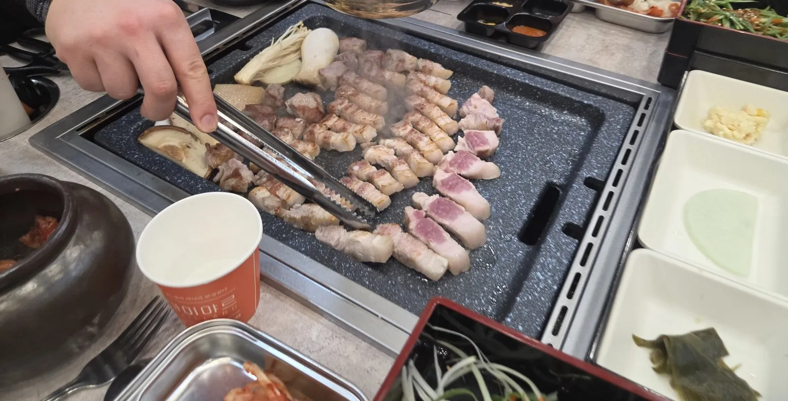 두툼하게 썬 고기가 익어가는 중