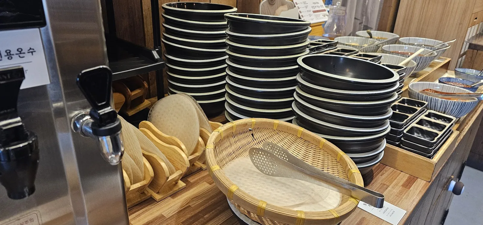 Rice paper, its own hot water, and divided sauce dishes