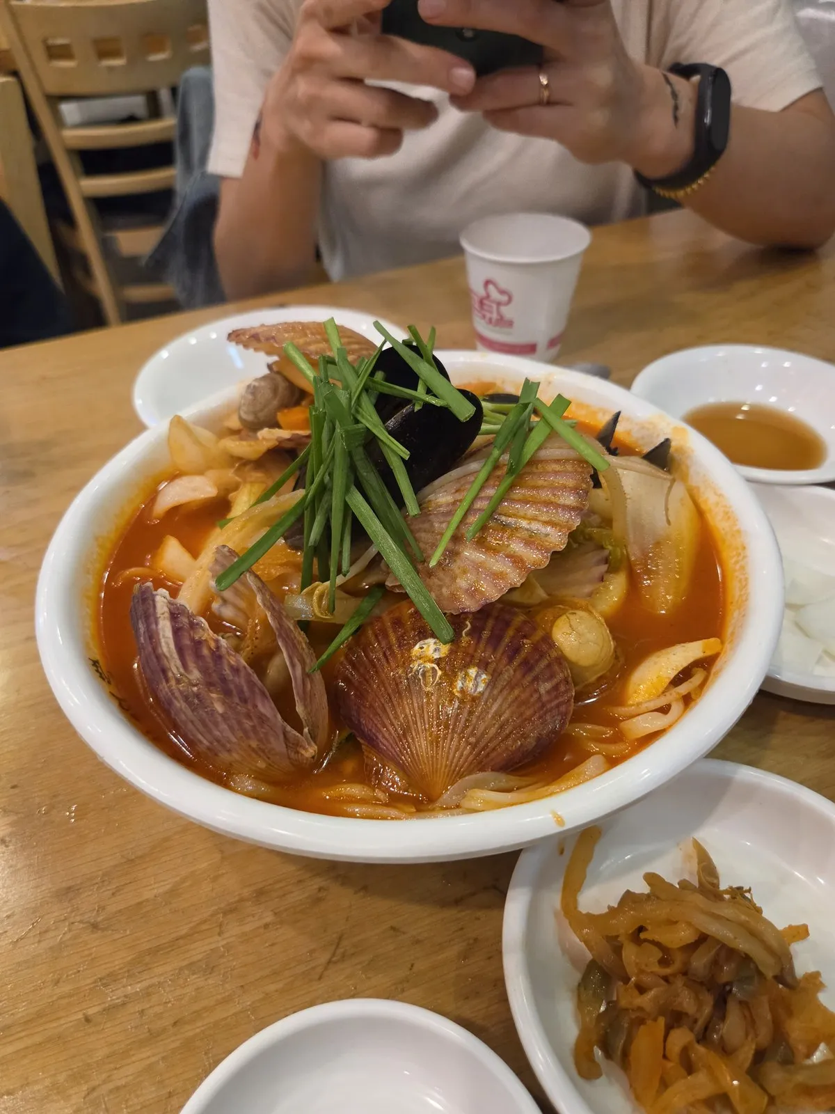 放了扇貝・淡菜・蛤蜊的海鮮炒碼麵