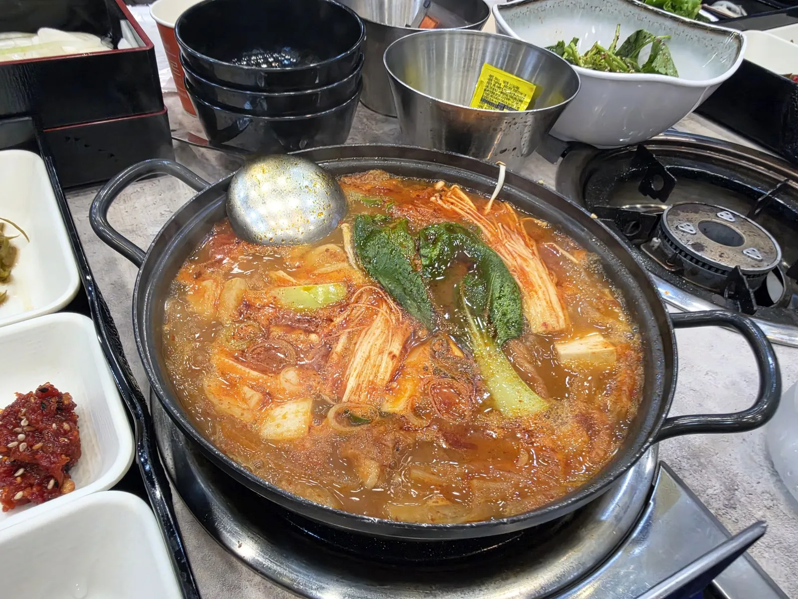김치찌개 — 팽이버섯·두부·청경채