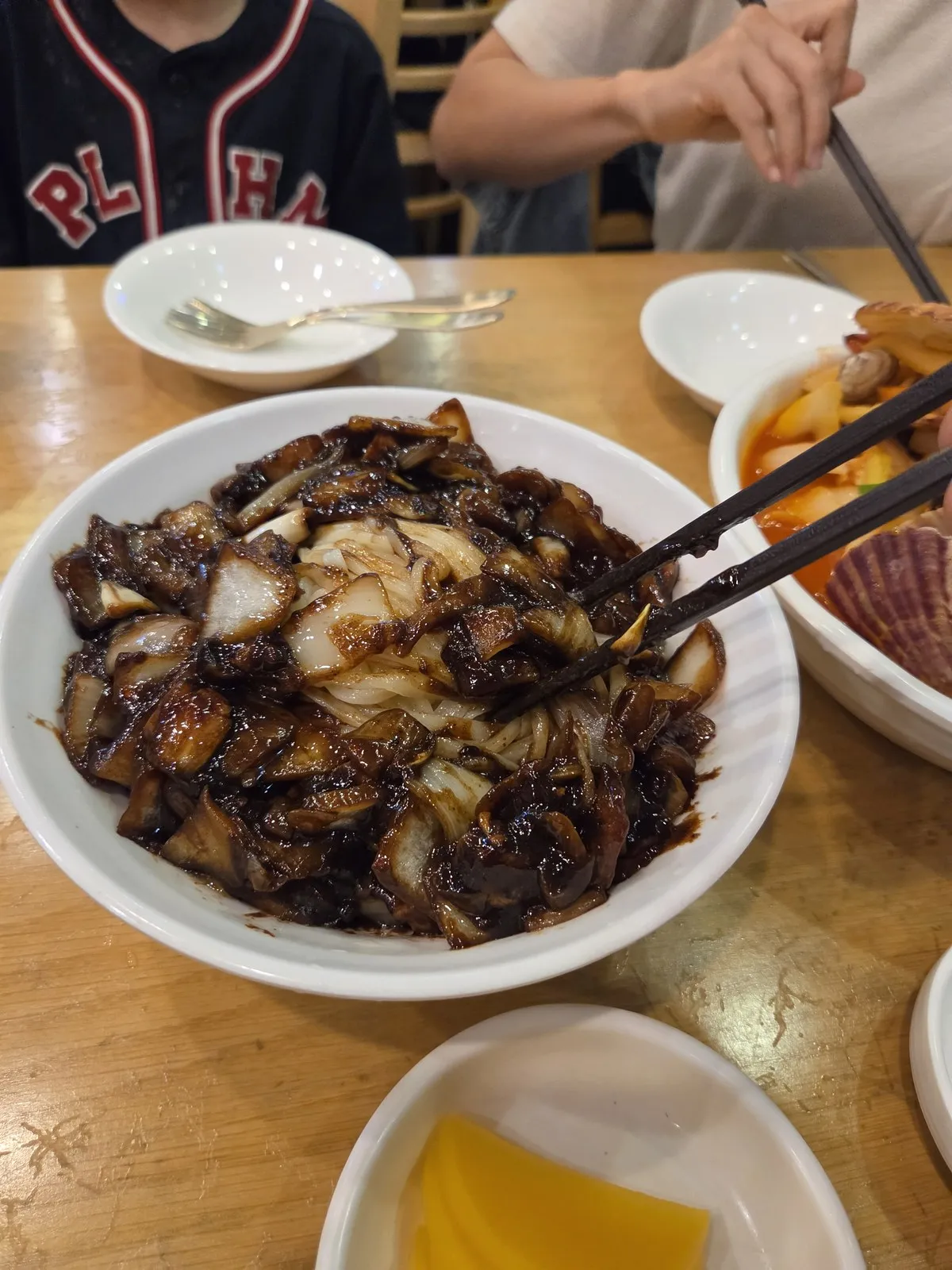 淋上醬拌好的炸醬麵