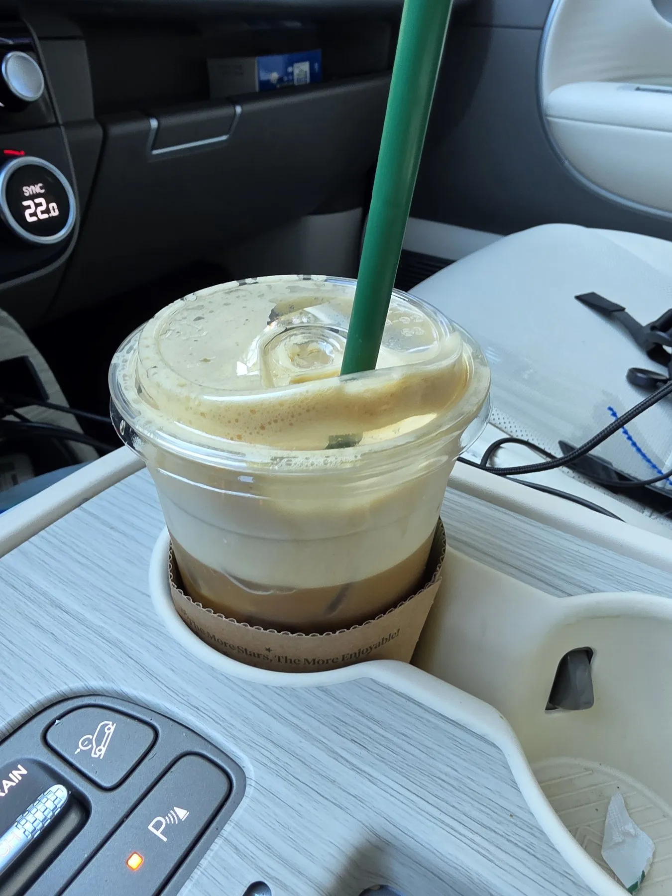 緑のストローを差した一杯