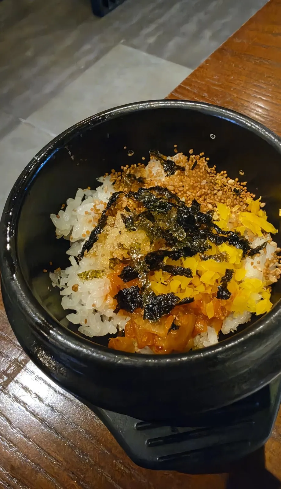 김가루와 단무지, 김치를 올린 돌솥밥