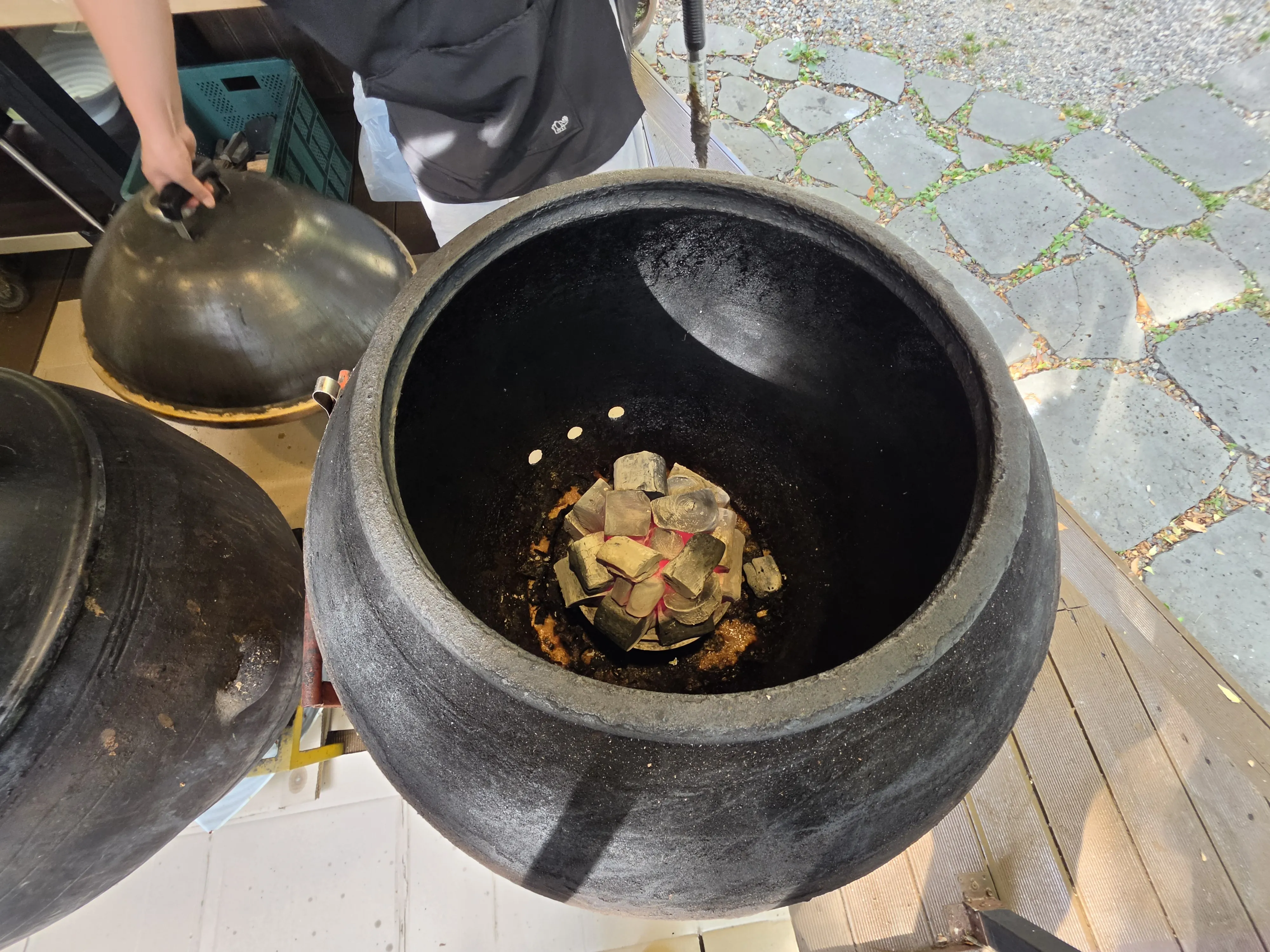 炭が入った壺の中