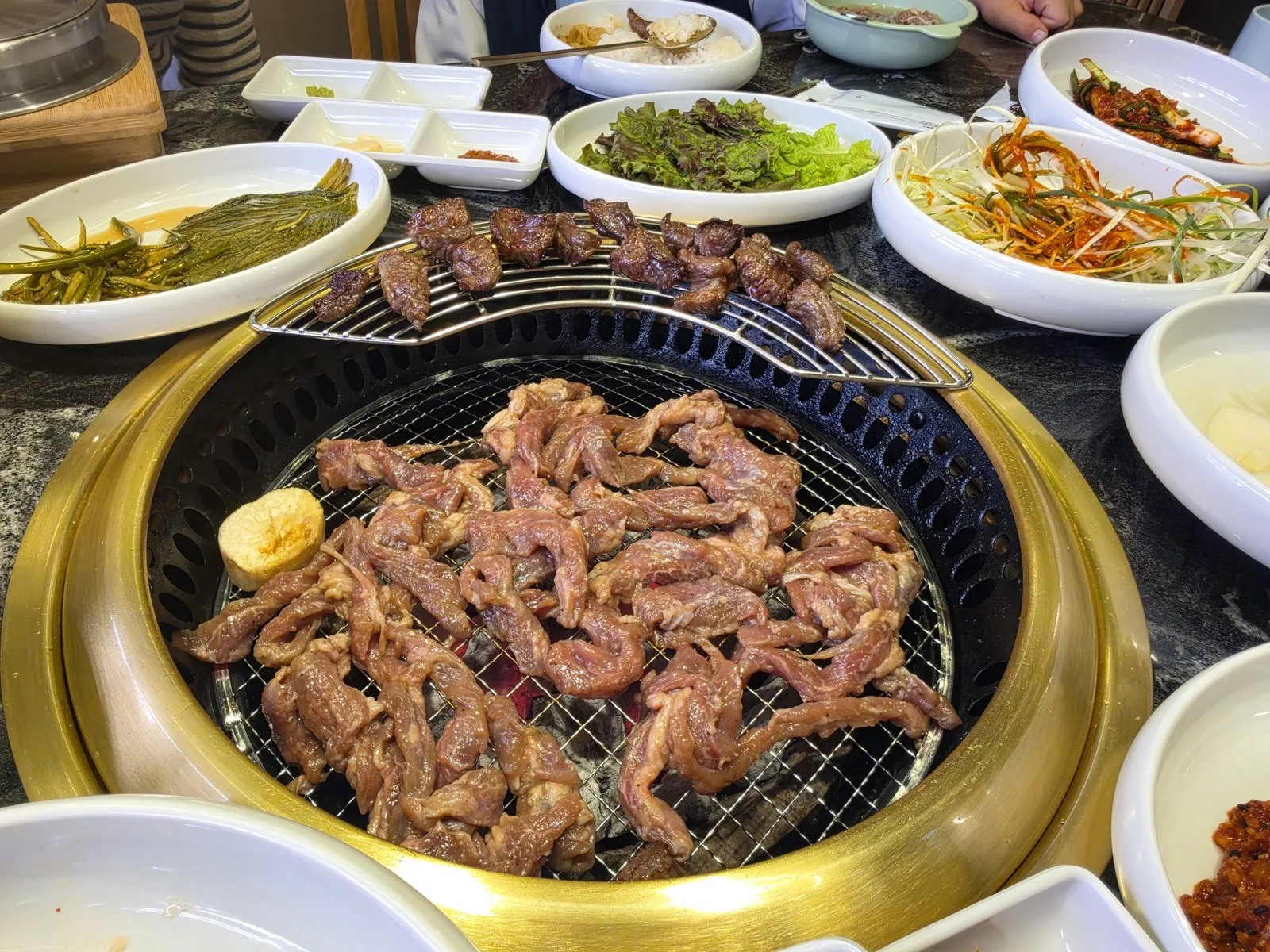 숯불에 올린 양념 갈매기살