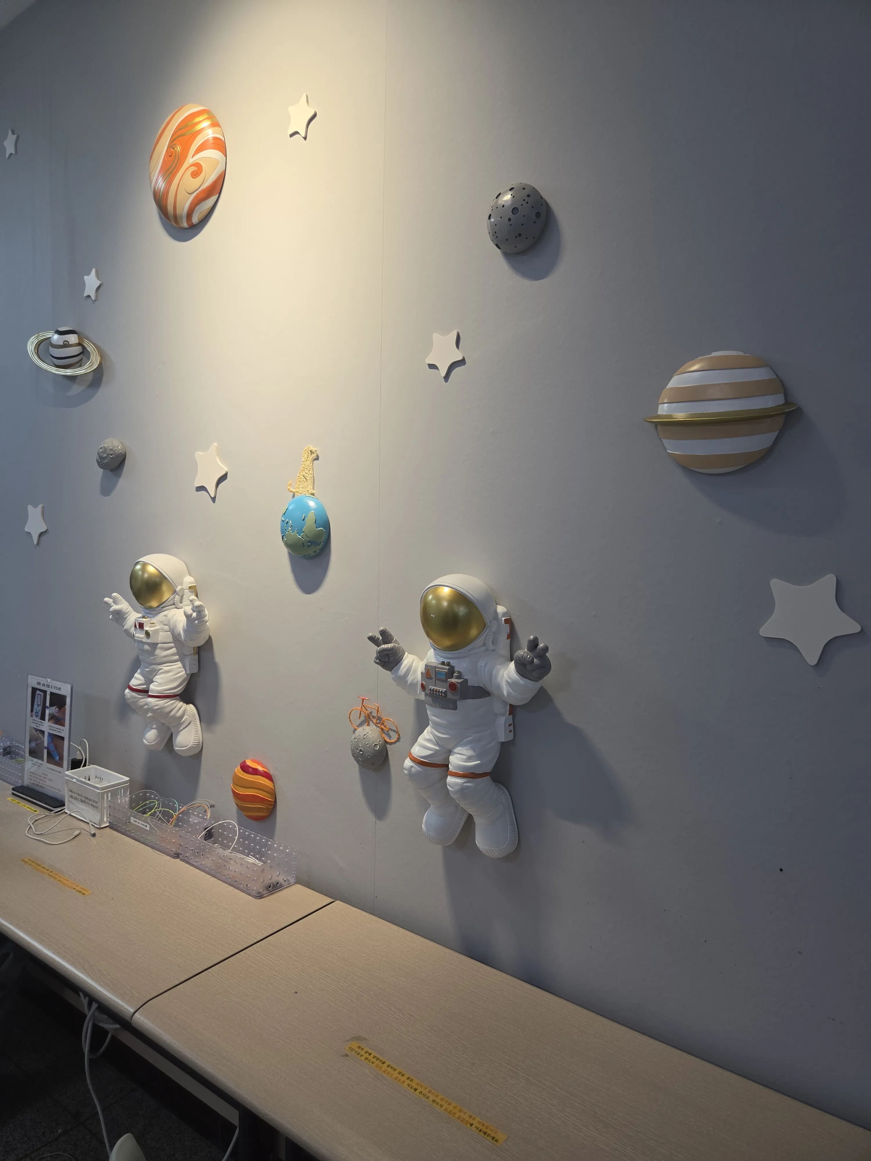 天文科学館内の惑星と宇宙飛行士の装飾