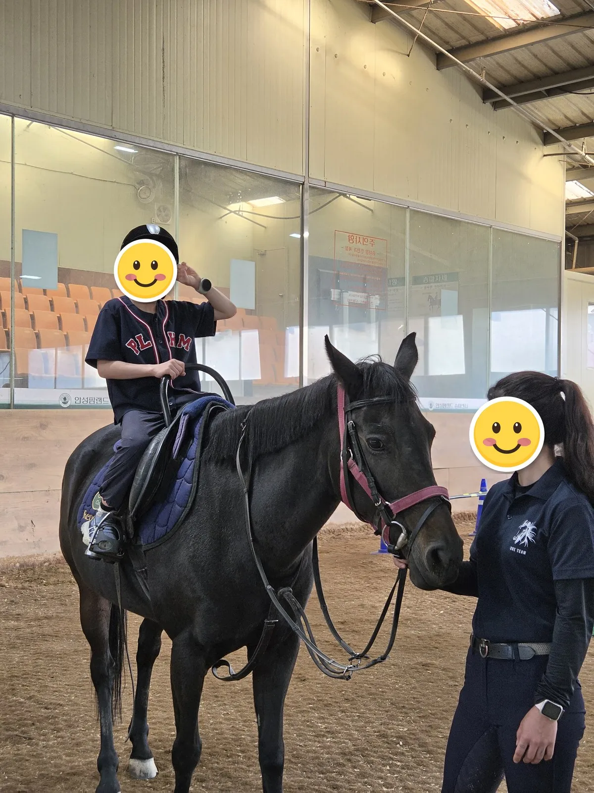 ヘルメットをかぶって馬の上で一枚