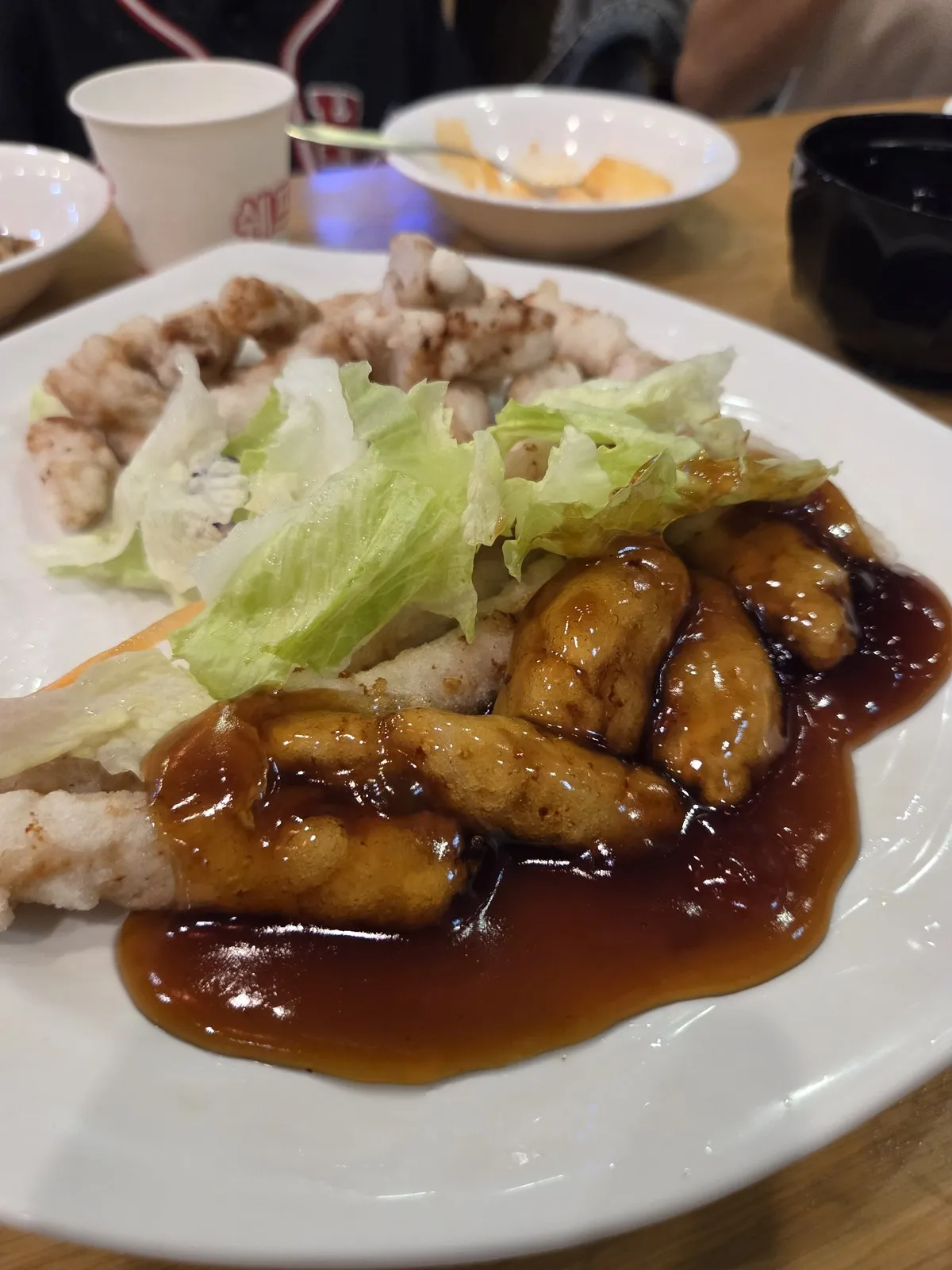 淋上醬的糖醋肉