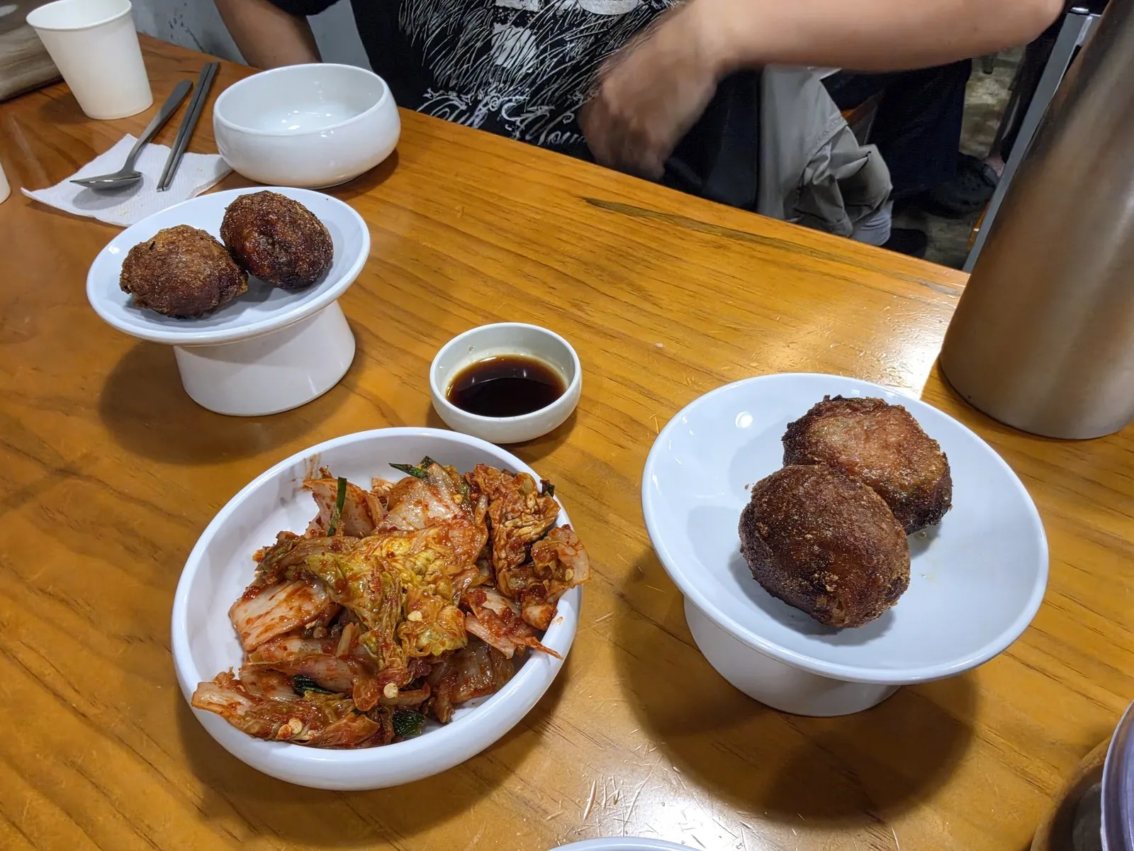 복닭 두 접시와 겉절이