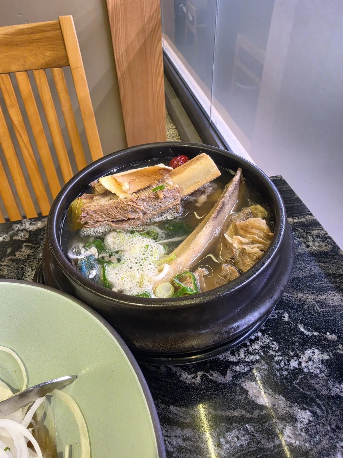 갈비탕 — 큰 갈비뼈와 고기, 대추