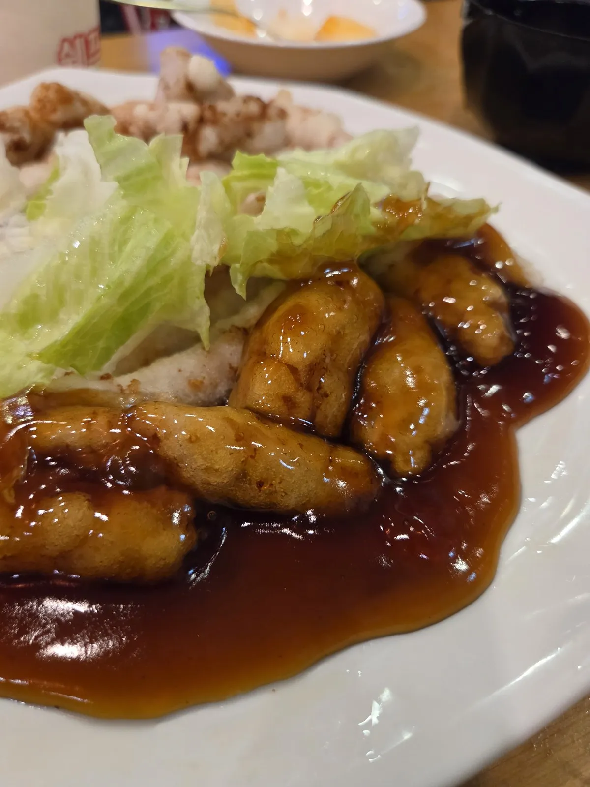 淋上醬的糖醋肉近照