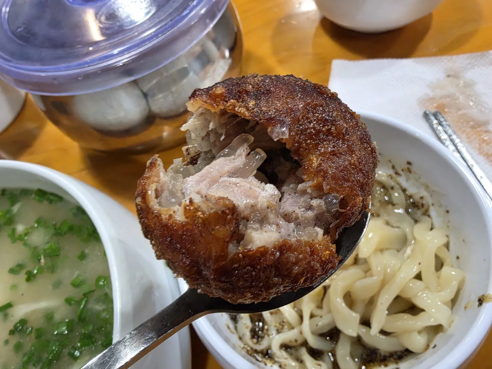반으로 가른 복닭 속
