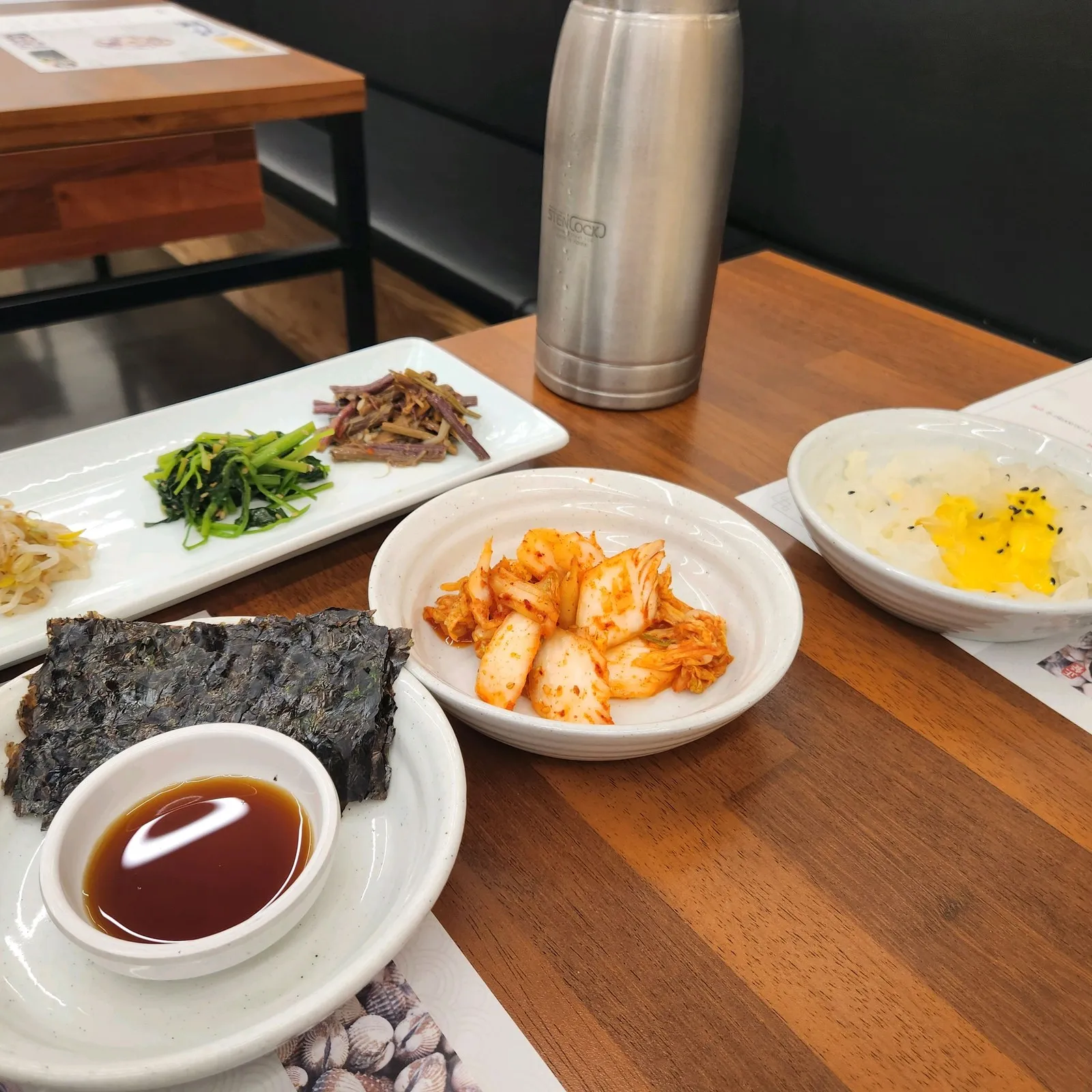 김·나물·김치 — 작은 접시에 하나씩 정갈하게