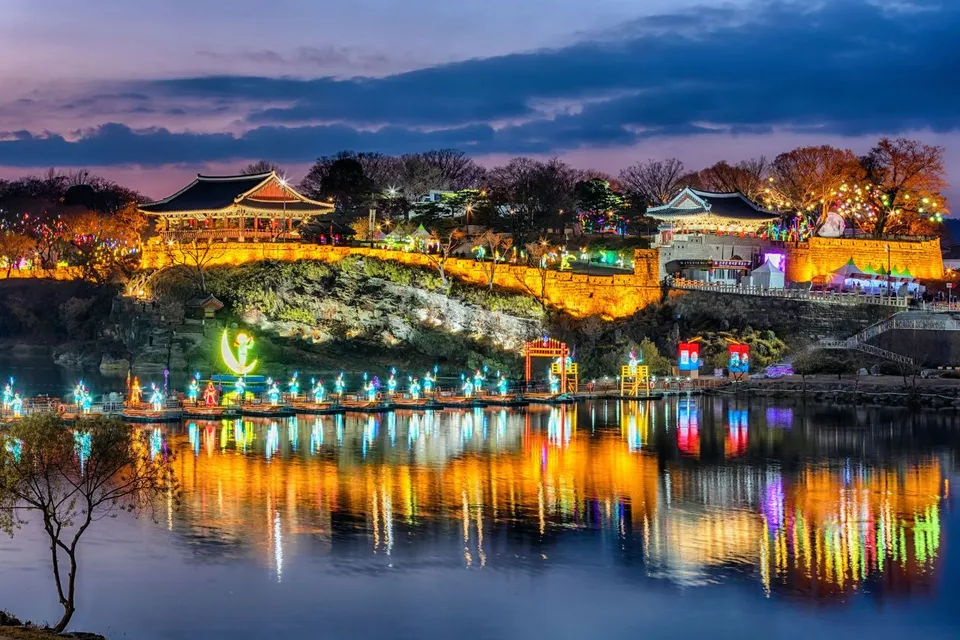 流燈節之夜 — 點燈的矗石樓與城牆，江面映著流燈光芒（2022年）