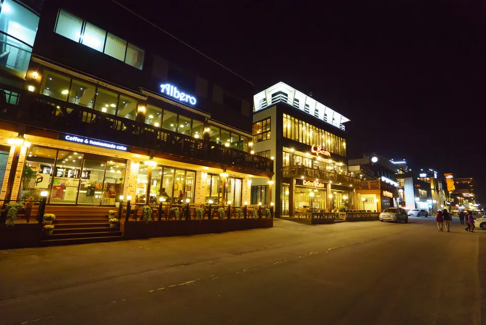 江陵咖啡街 — 燈火通明的咖啡館連綿的夜街（2015年10月）
