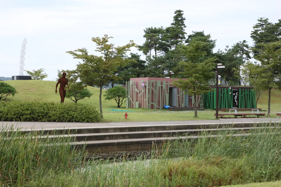 臨津閣和平樂園 — 雕塑、草地與池塘周邊景色（2012年9月）