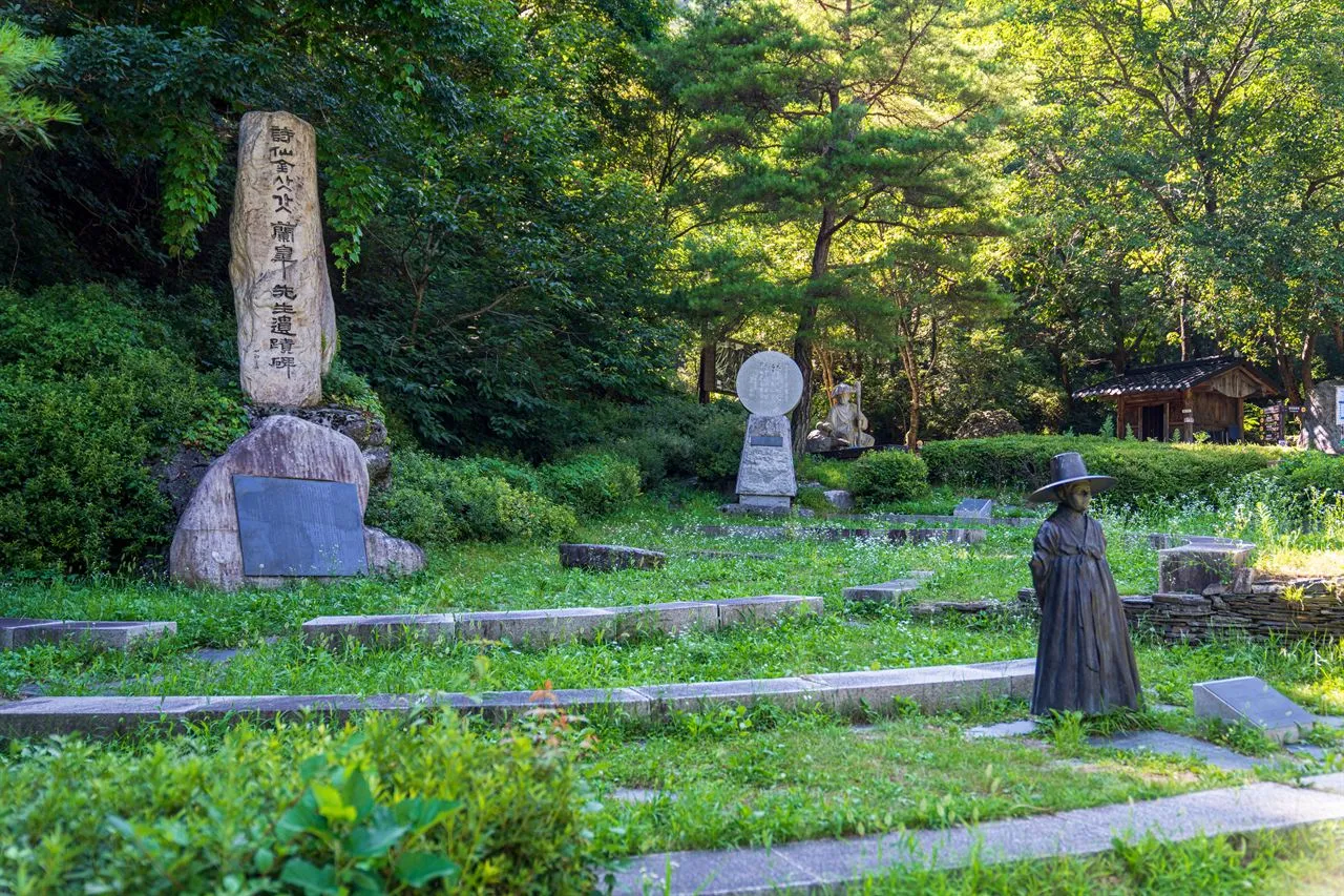 南高金笠笠遺跡 — 森林中的紀念碑與人物雕像（2025年7月）（照片：韓國觀光公社觀光照片庫・攝影 김지호・公共授權第1類）
