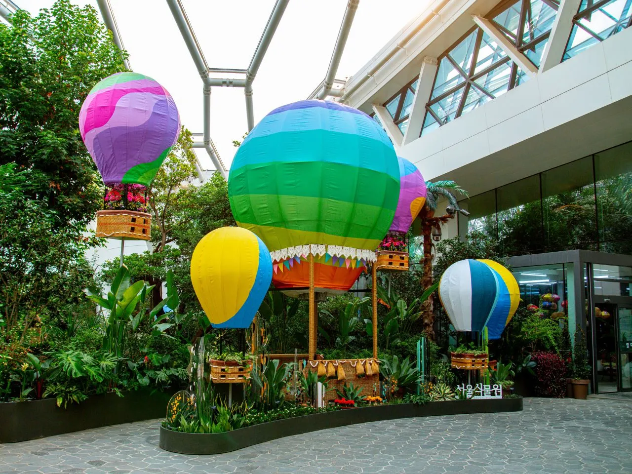 首爾植物園 — 溫室花園與色彩繽紛的熱氣球裝飾（2023年8月）（照片：韓國觀光公社觀光照片庫・攝影 김경빈・公共授權第1類）