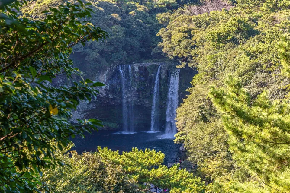 天地淵瀑布 — 被茂密森林環繞的天地淵瀑布（2023年10月）