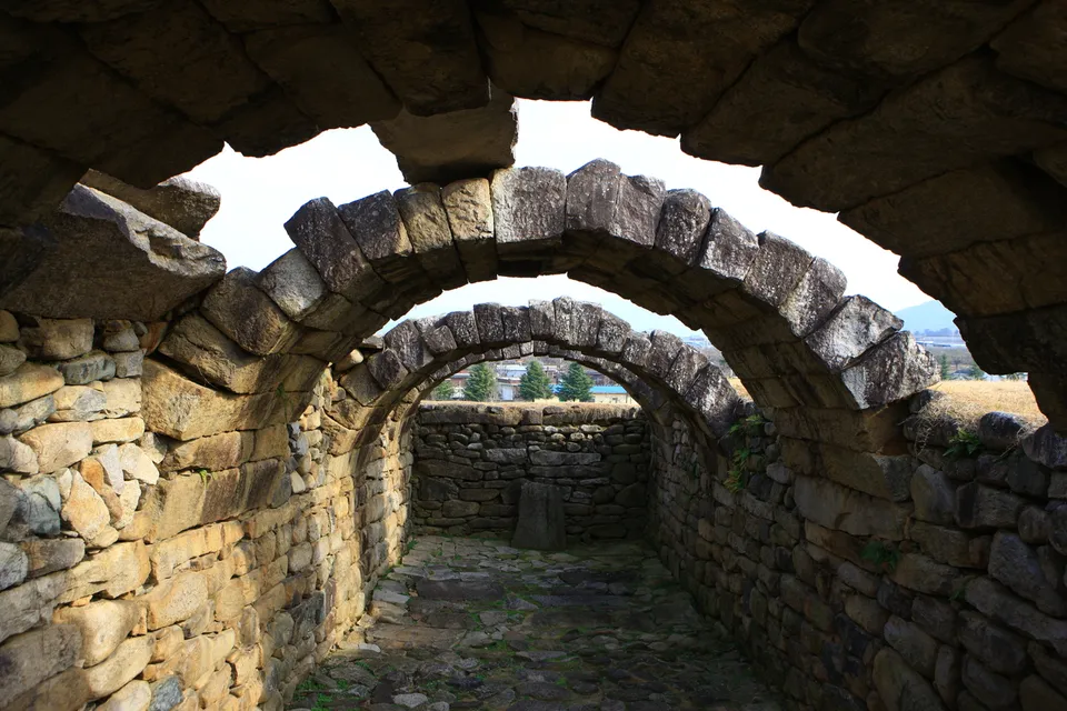 淸道石冰庫 — 淸道石冰庫內部的石拱與石牆（2012年11月）