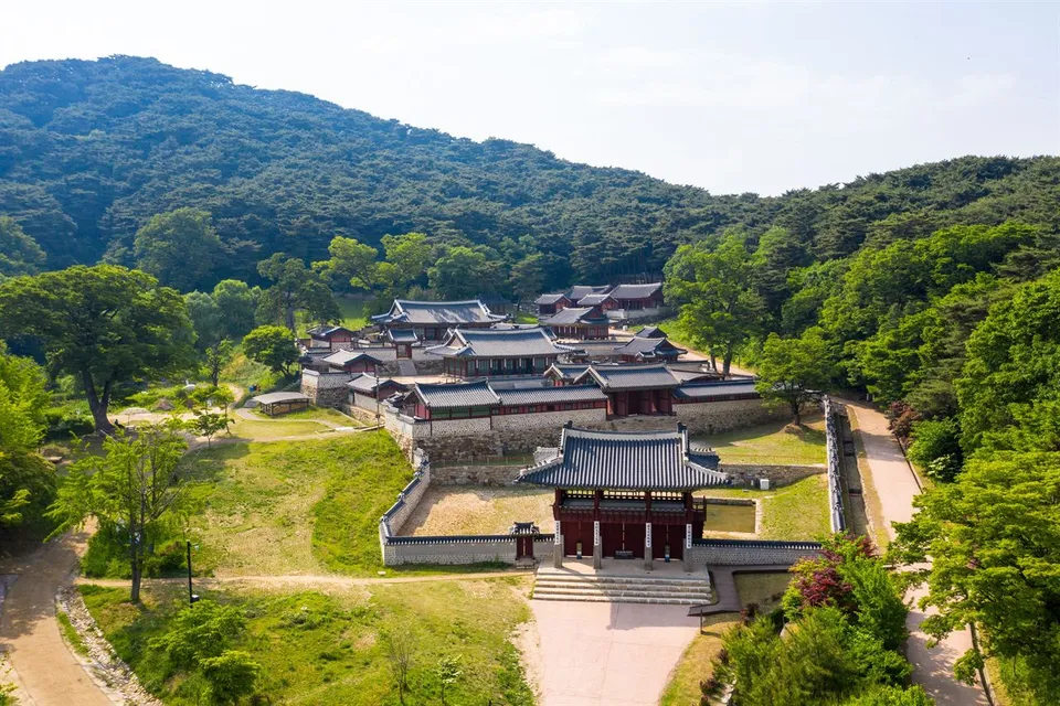 南漢山城行宮 — 森林環繞的南漢山城行宮全景（2019年6月）
