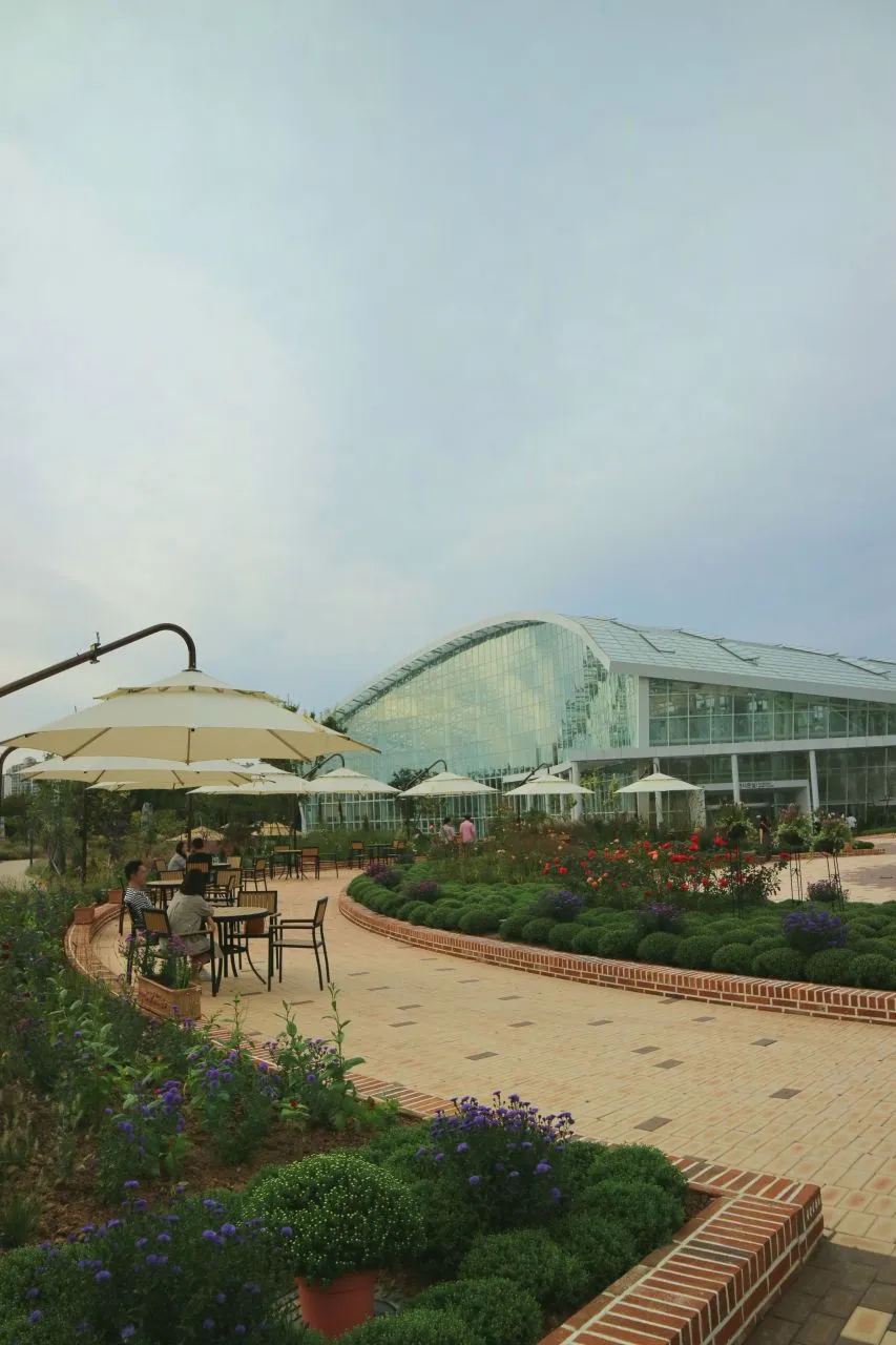 水原 日月樹木園（수원 일월수목원） — 結合大型溫室與花園的植物園戶外空間（2023年9月）（照片：韓國觀光公社觀光照片庫・攝影 최민희・公共授權第1類）