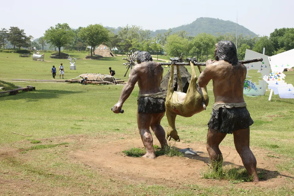 全谷里史前遺址 — 史前人造景與寬闊的草坪廣場（2013年5月）