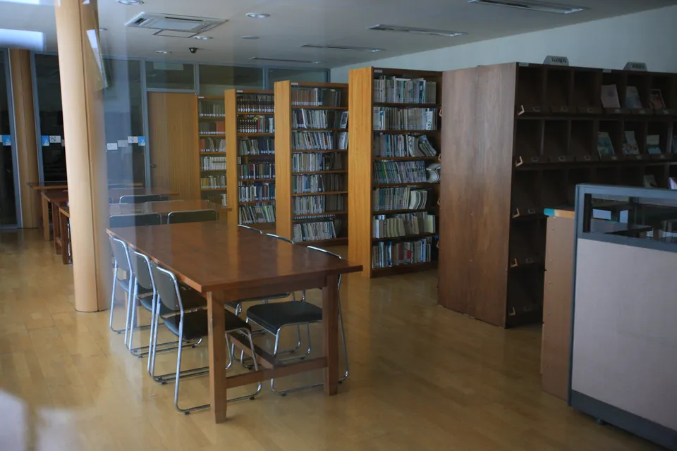 具常文學館 — 文學館資料室、書架與閱覽用書桌（2010年5月）