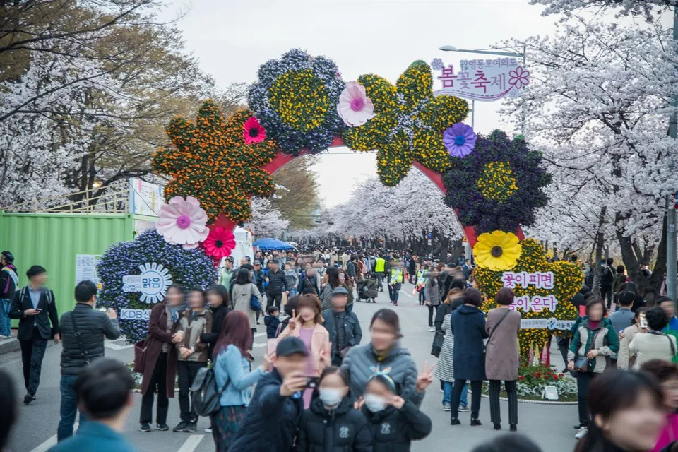2019 永登浦汝矣島春花節 — 櫻花小徑入口的花卉裝飾節慶拱門（2019年4月）