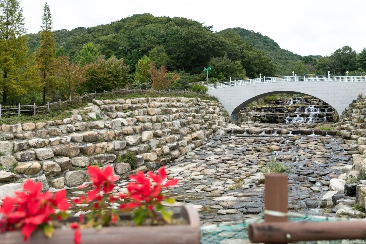 화명수목원 — 돌계단 폭포와 숲을 가로지르는 아치형 다리 (2020년) (사진: 한국관광공사 관광사진 갤러리 · 촬영 부산관광공사 · 공공누리 제1유형)