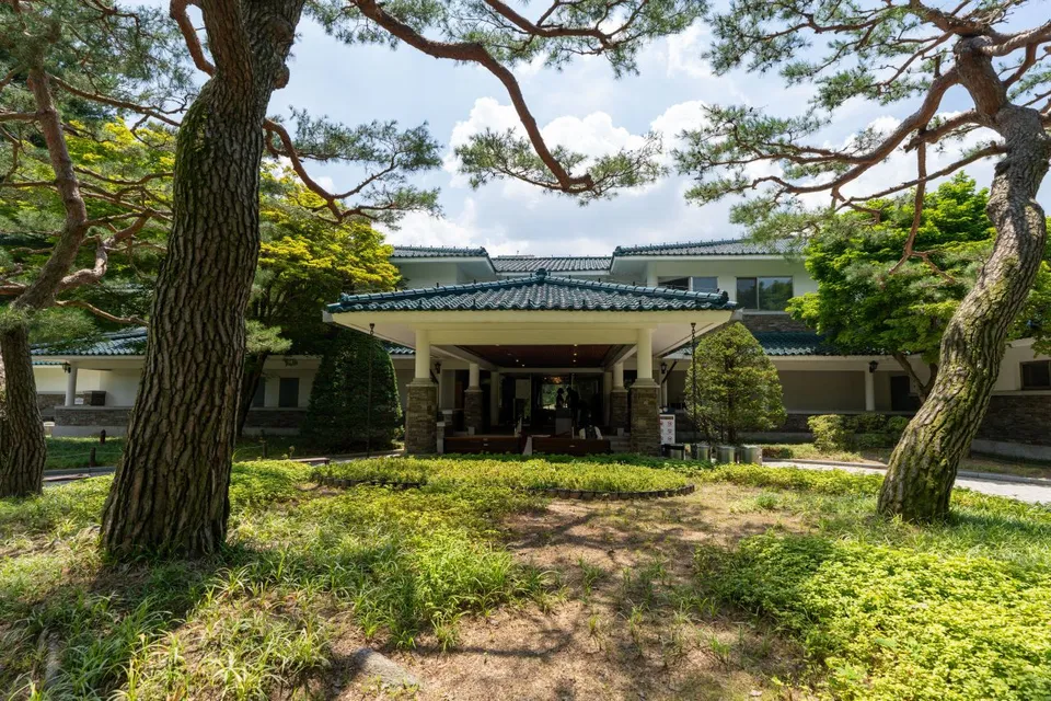 청남대 — 소나무 정원에 둘러싸인 청남대 본관 (2024년 6월)