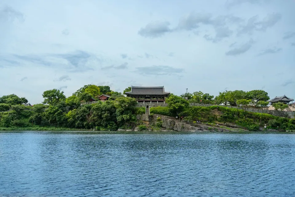 晉州城 — 從南江對岸眺望的矗石樓與晉州城城郭（2024年7月）