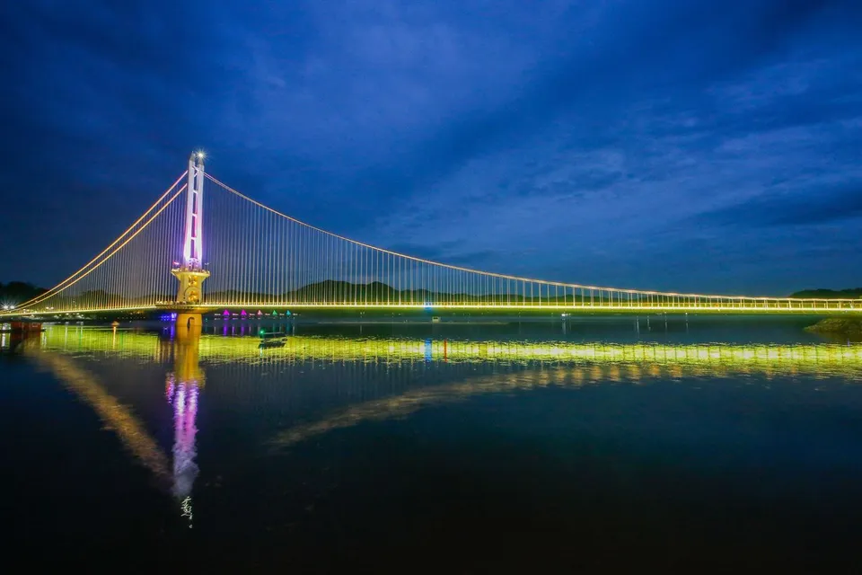 禮唐湖吊橋 — 禮唐湖吊橋夜景與水面倒影（2020年10月）