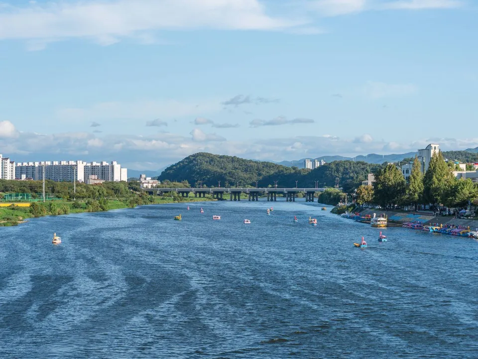 東村遊園地 — 可見錦湖江與鴨船的東村遊園地景色（2025年9月）
