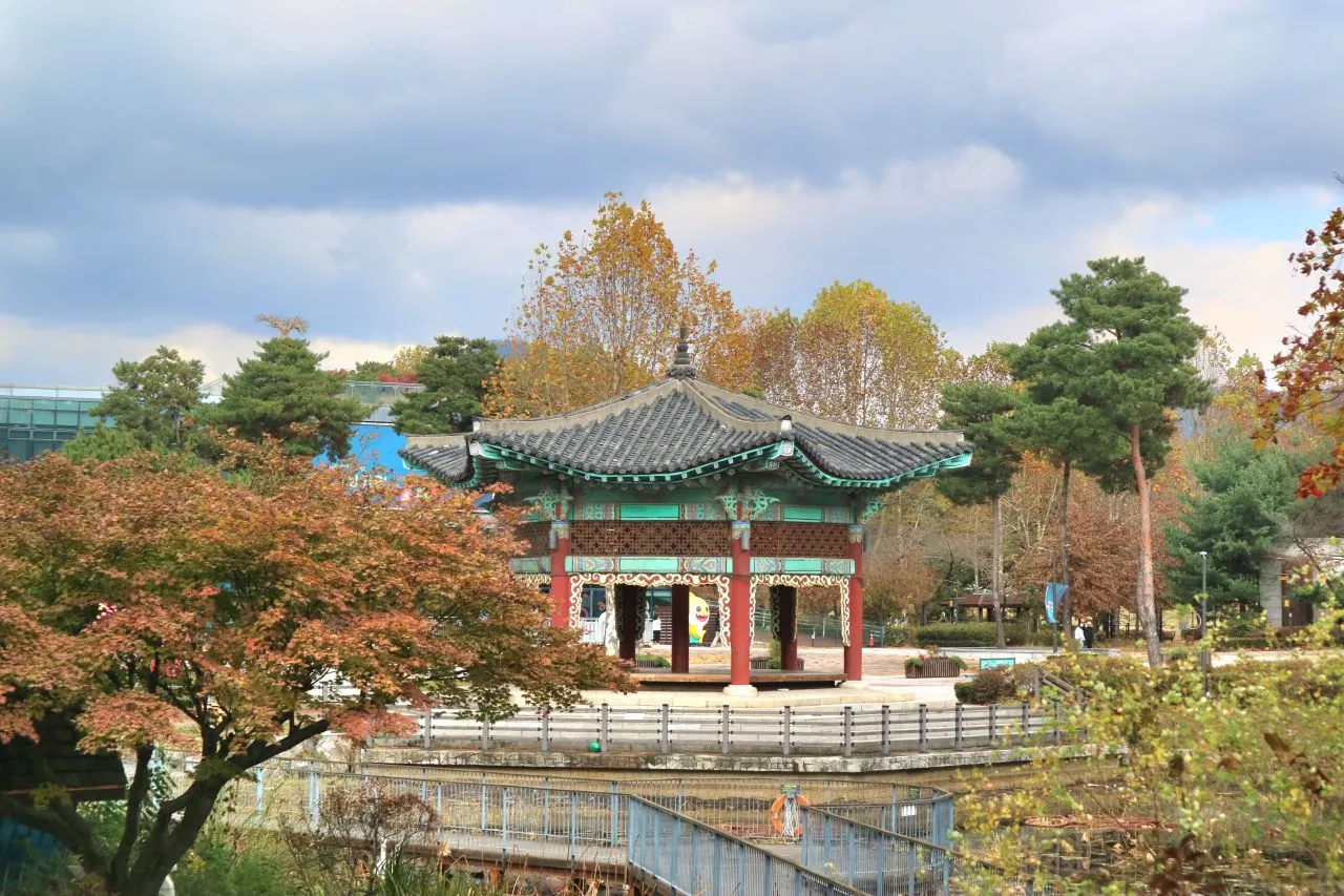 서울 어린이대공원 — 가을 단풍 속 전통 정자와 공원 풍경 (2023년 11월) (사진: 한국관광공사 관광사진 갤러리 · 촬영 최민희 · 공공누리 제1유형)