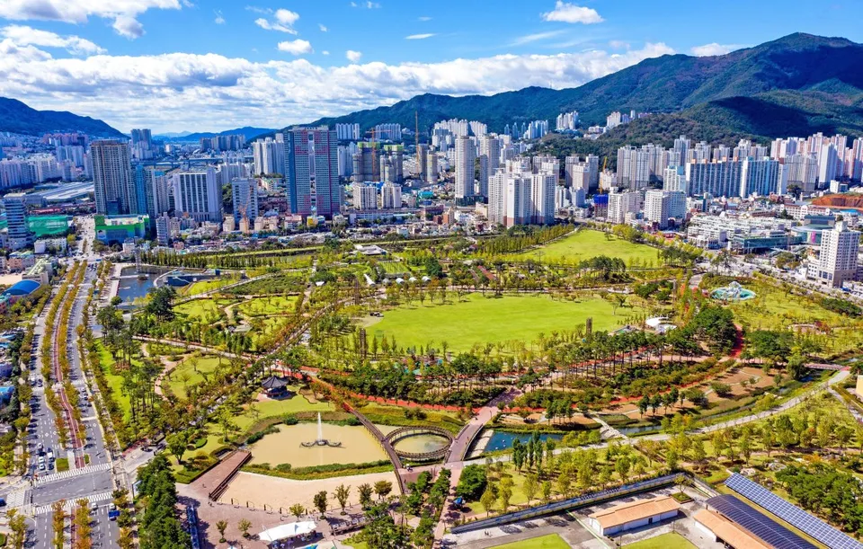 釜山市民公園 — 釜山市民公園、周邊市區與山景（2020年）