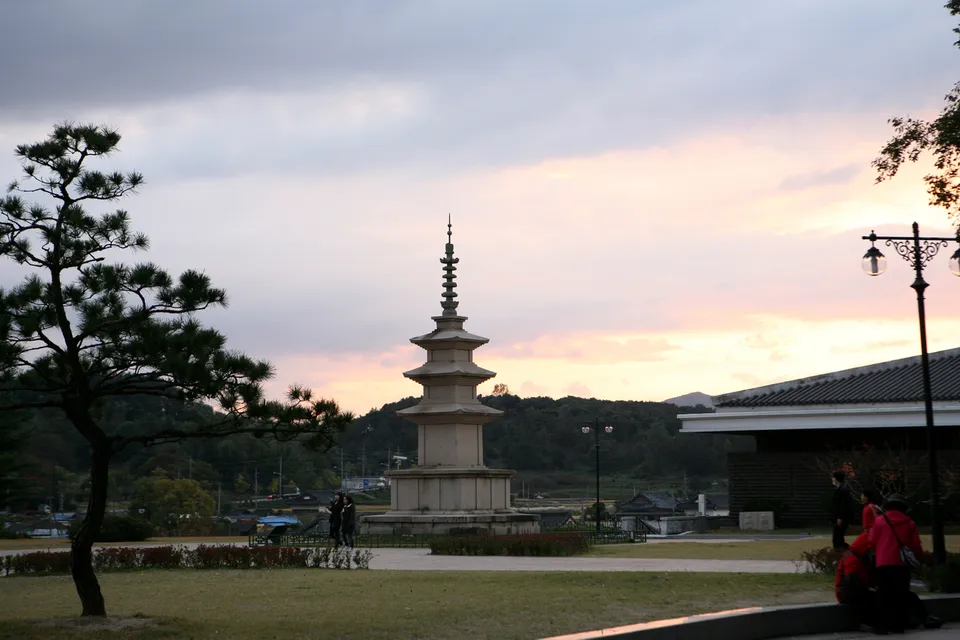 國立慶州博物館 — 博物館庭園與石塔景色（2010年10月）
