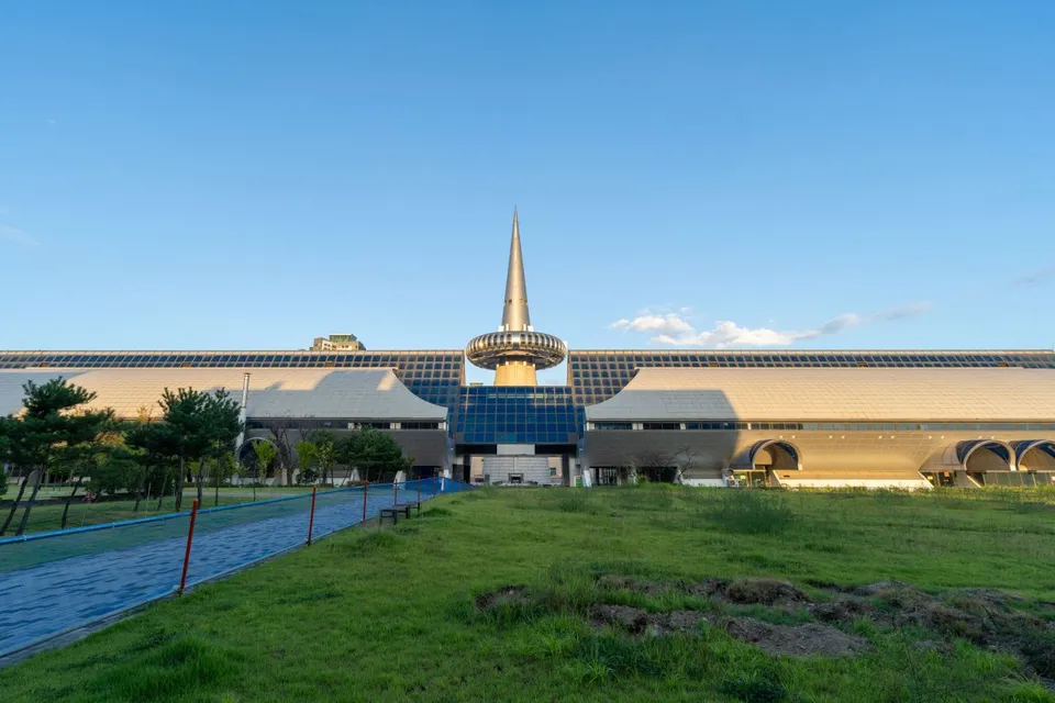 世博科學公園 — 한빛탑（Hanbit Tower）與大型展覽館全景（2024年9月）