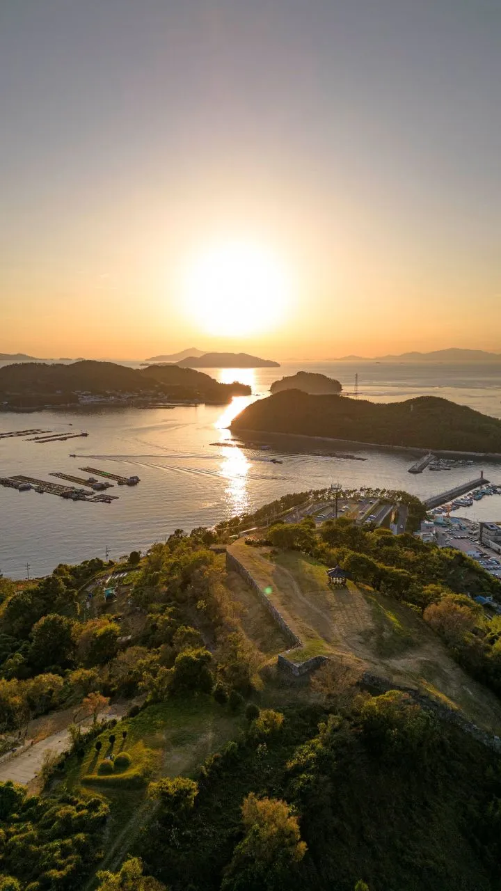 唐浦城址及唐浦大捷遺址 — 黃昏時分的城郭與多島海全景（2023年11月）